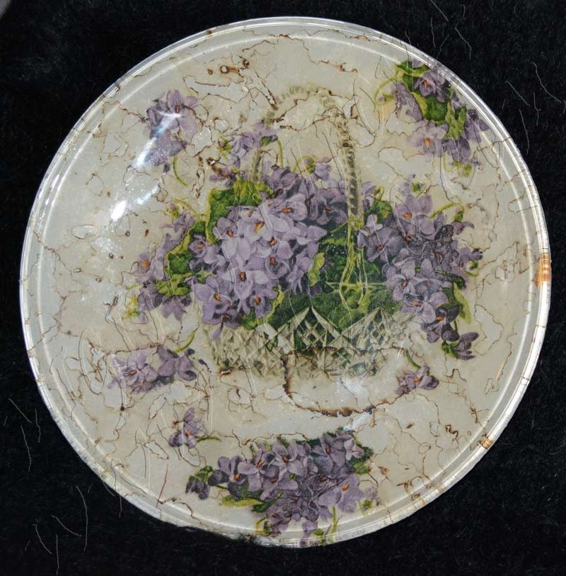 Чиния с теменужки обратен декупаж