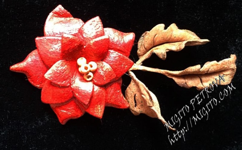 Малка червена брошка от кожа 