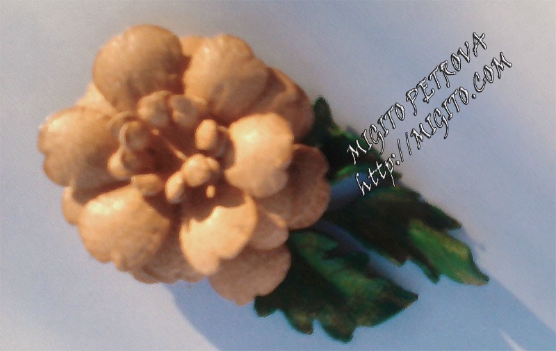 Малка брошка цвете от естествена кожа