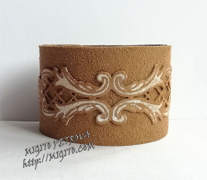 Ръчно изработена гривна от велур 