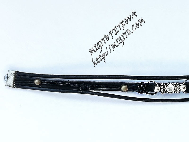 Ръчно изработена гривна от черна кожа с метален елемент