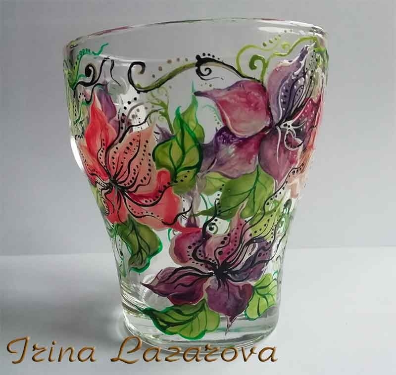 Ръчно рисувана стъклена чаша с пъстри цветя