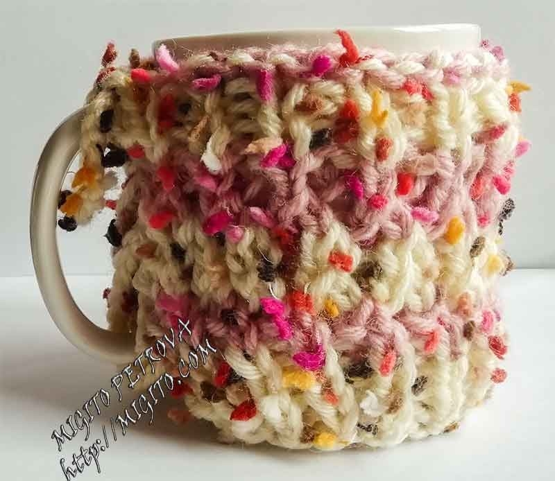 Порцеланова чаша с пъстра  ръчно изплетена дрешка