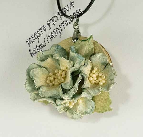 Ръчно изработено колие естествена кожа бледо сини цветя