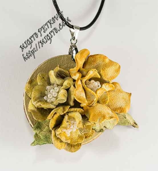 Ръбно изработено колие от естествена кожа с бледо жълти цветя