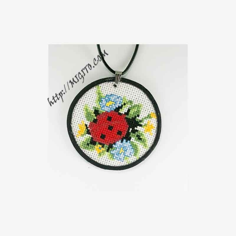 Ръчно избродирано колие с естествена кожа и калинка