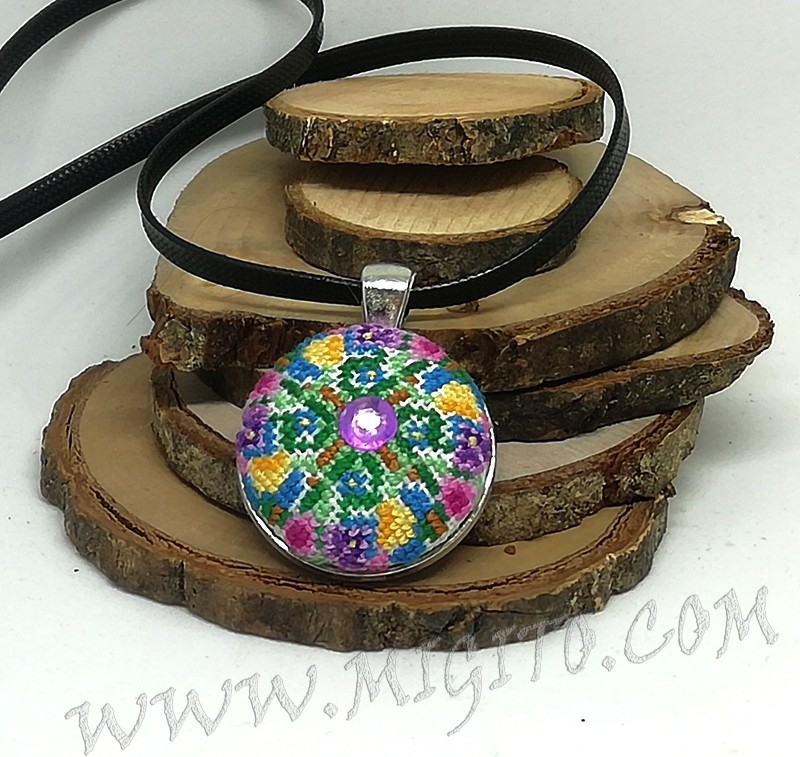 Ръчно избродирано колие с шевица