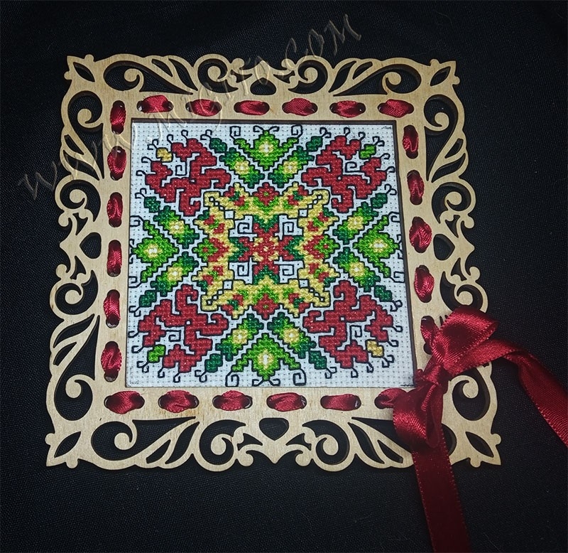 Ръчно изборидарно пано шевица дървена ажурна рамка