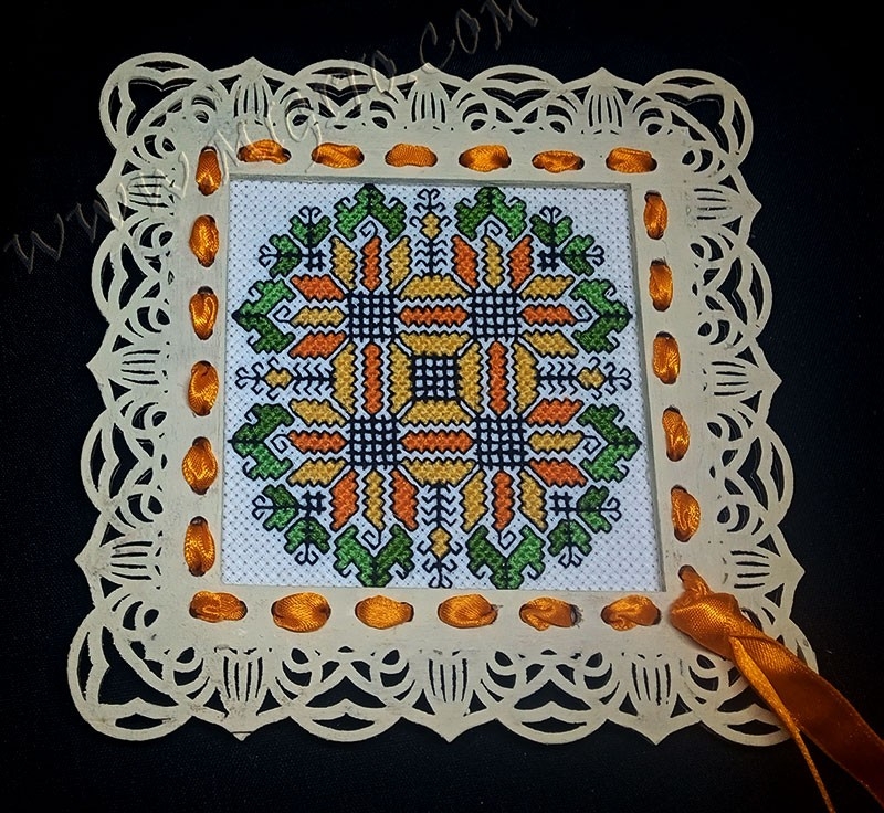 Ръчно бродирано пано етно шевица ажурна рамка дърво