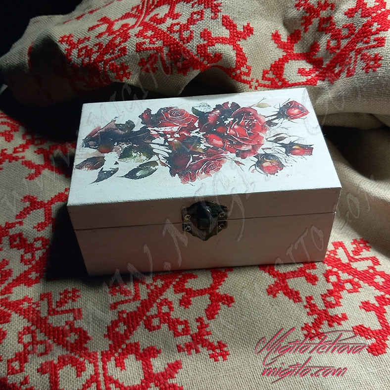 Кутия шабишик бяла с рози декупаж