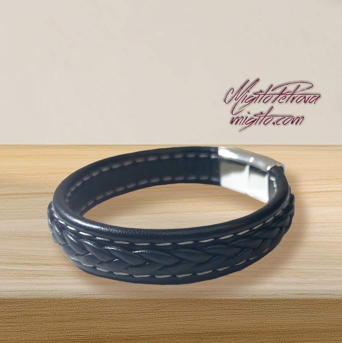 Гривна естетествена кожа черна с плитка