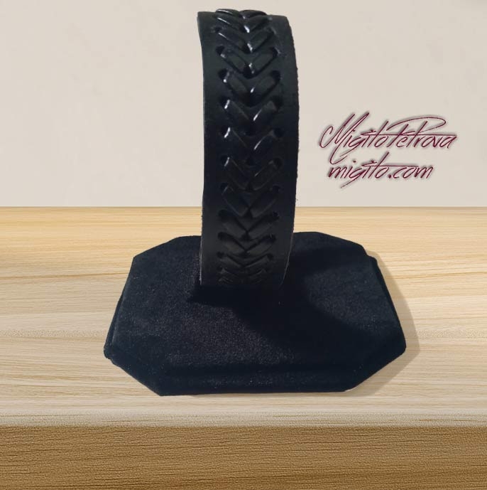 Гривна естествена кожа с черна плитка