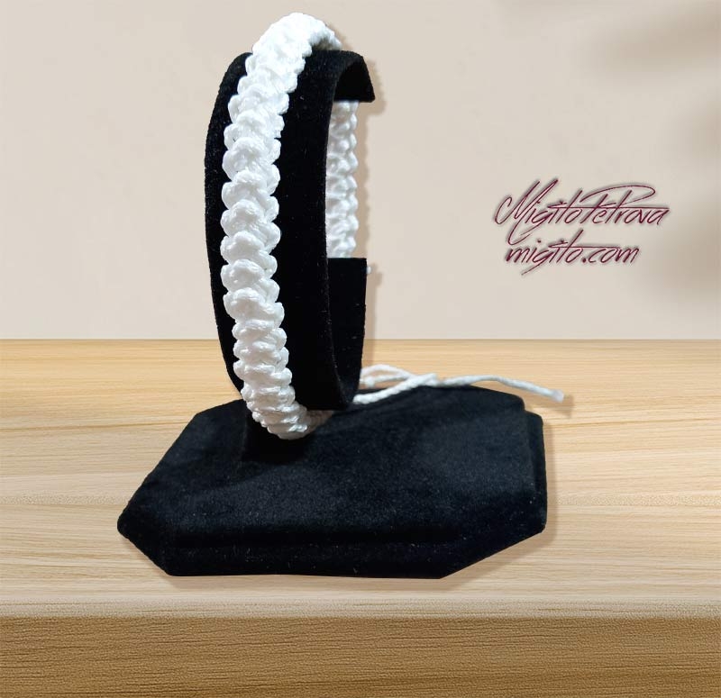 Ръчно изплетена бяла гривна 